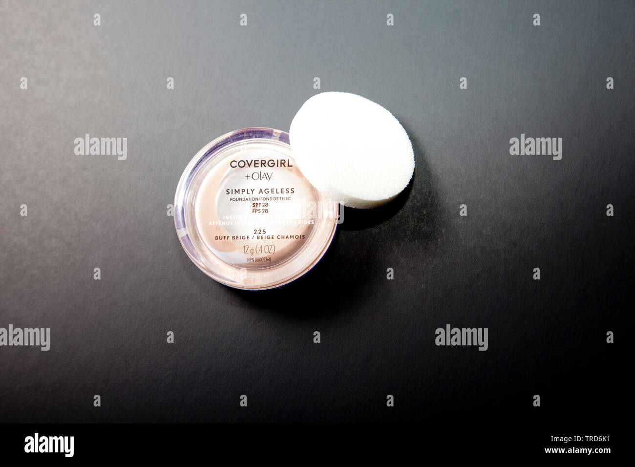 Halifax, Canadá - 31 de mayo de 2019: Covergirl y Olay simplemente Ageless  Foundation y una almohadilla de espuma para la aplicación del maquillaje  contra un telón de fondo negro Fotografía de stock - Alamy