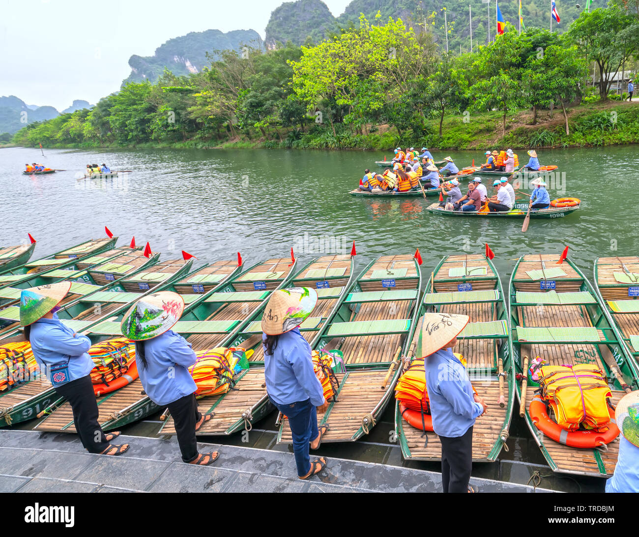 Los turistas que salen de la marina ecoturismo viajar a visitar el paisaje natural en pequeñas embarcaciones por el río Foto de stock