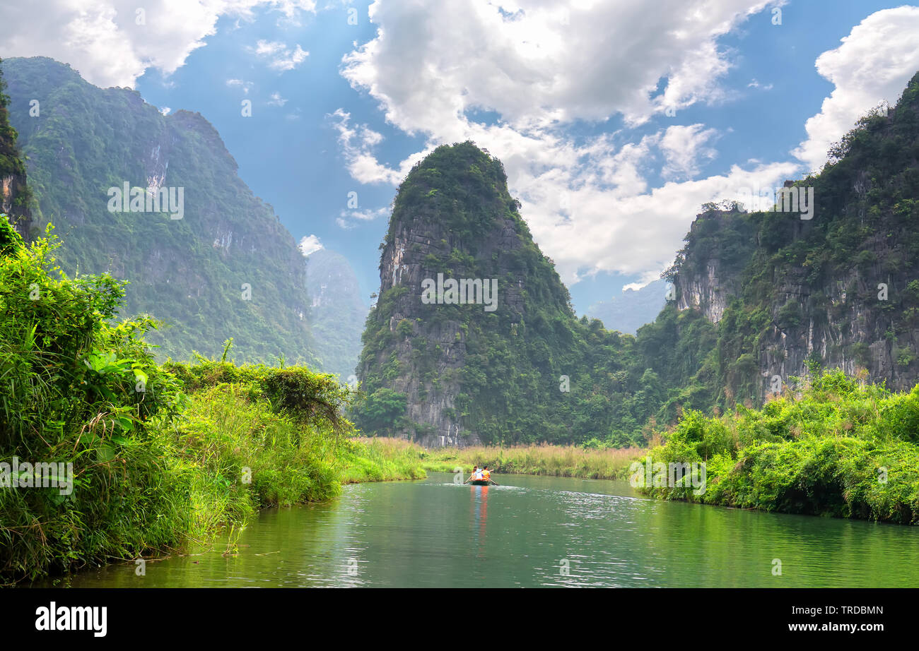 El pintoresco paisaje de las montañas de piedra caliza en Tam Coc National Park. Tam Coc es un popular destino turístico en Ninh Binh, Vietnam. Foto de stock