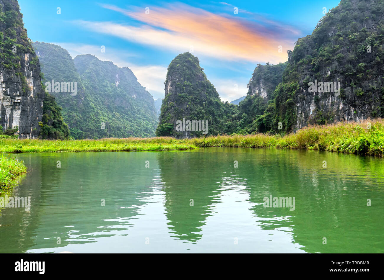 El pintoresco paisaje de las montañas de piedra caliza en Tam Coc National Park. Tam Coc es un popular destino turístico en Ninh Binh, Vietnam. Foto de stock