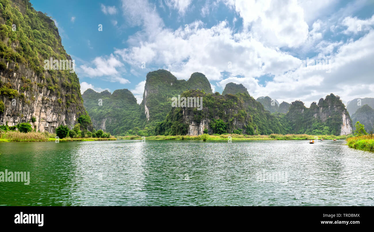 El pintoresco paisaje de las montañas de piedra caliza en Tam Coc National Park. Tam Coc es un popular destino turístico en Ninh Binh, Vietnam. Foto de stock
