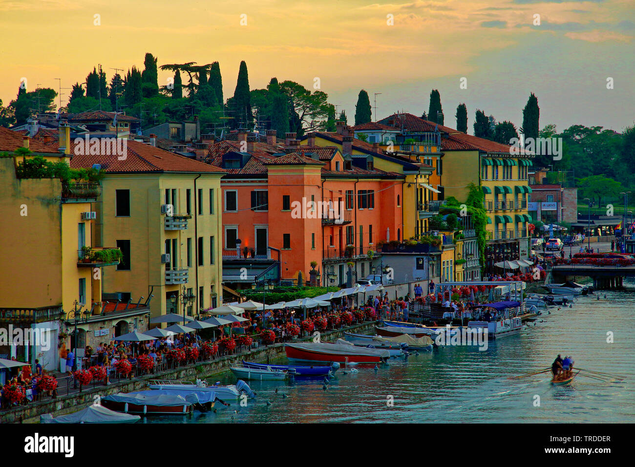 Paseo en la noche, de Italia, el Lago de Garda, Peschiera del Garda Foto de stock