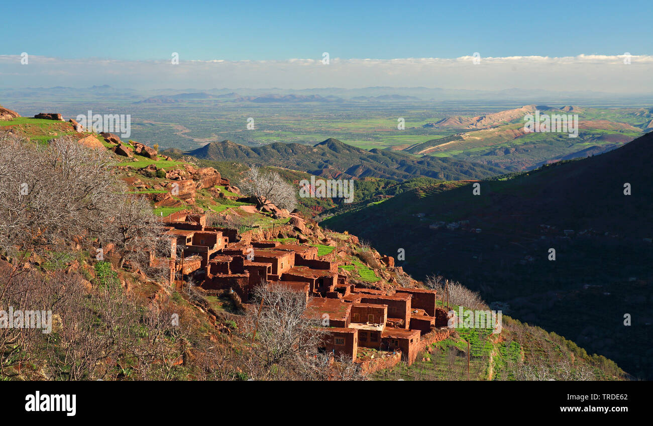Vista desde el Alto Atlas cerca de Oukaimeden a la meseta en frente de Marra, Marruecos Foto de stock