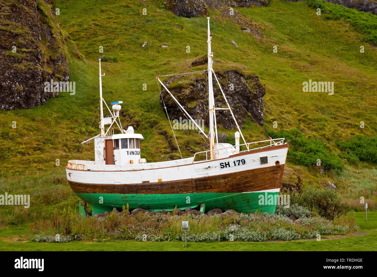 Cortador de pesca en tierra, Islandia, Snaefellsnes, Olafsvik Foto de stock