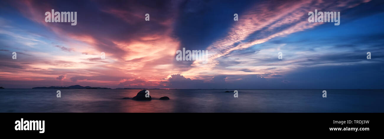 Vista panorámica de la hermosa puesta de sol sobre el mar en playa tropical Foto de stock