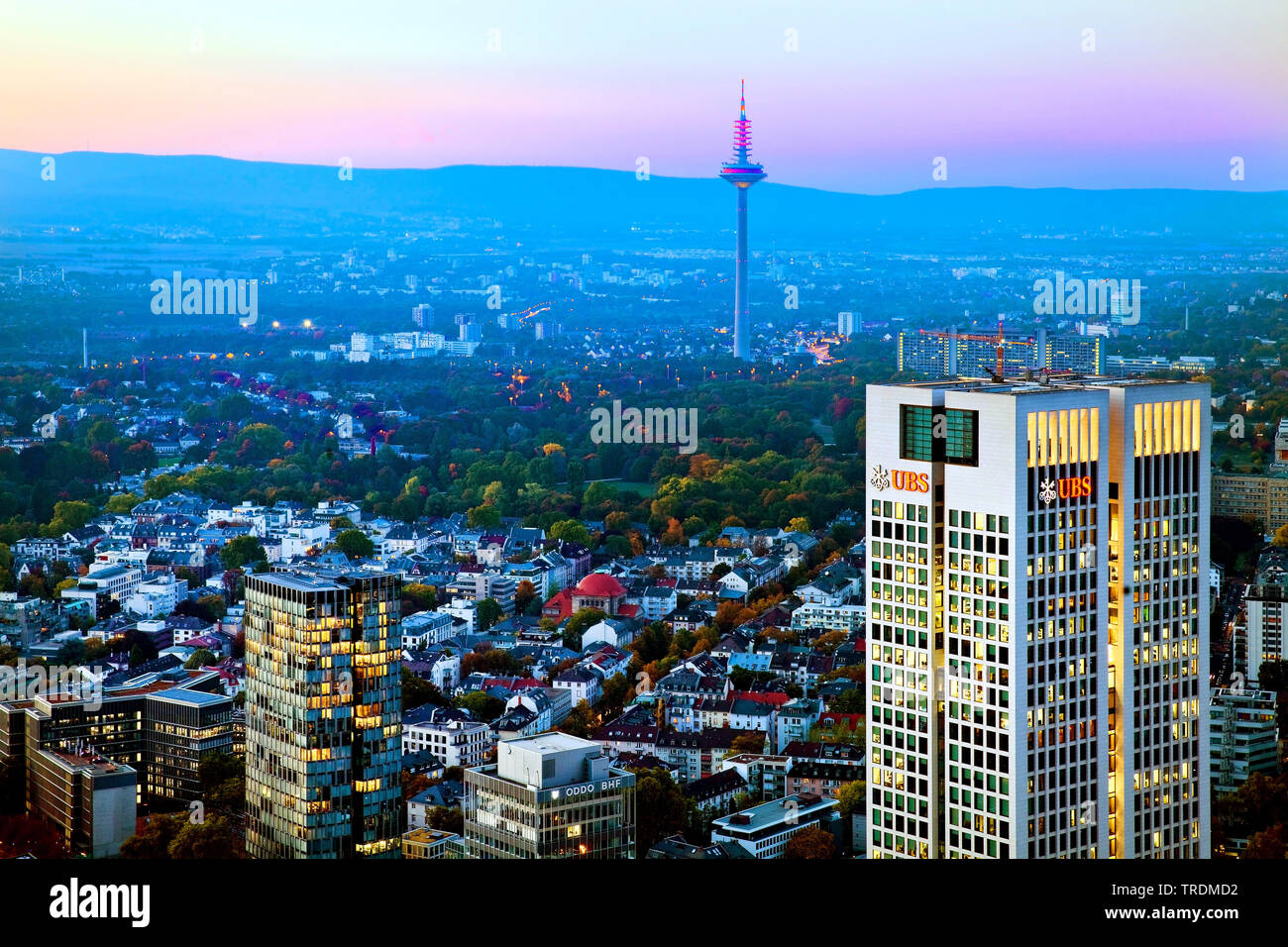 Vista desde la torre principal de la torre de la televisión en la noche, Alemania, Hesse, Frankfurt am Main Foto de stock