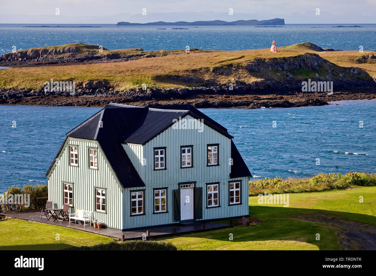 Casa del bastidor por el mar, Islandia, Snaefellsnes, Stykkisholmur Foto de stock