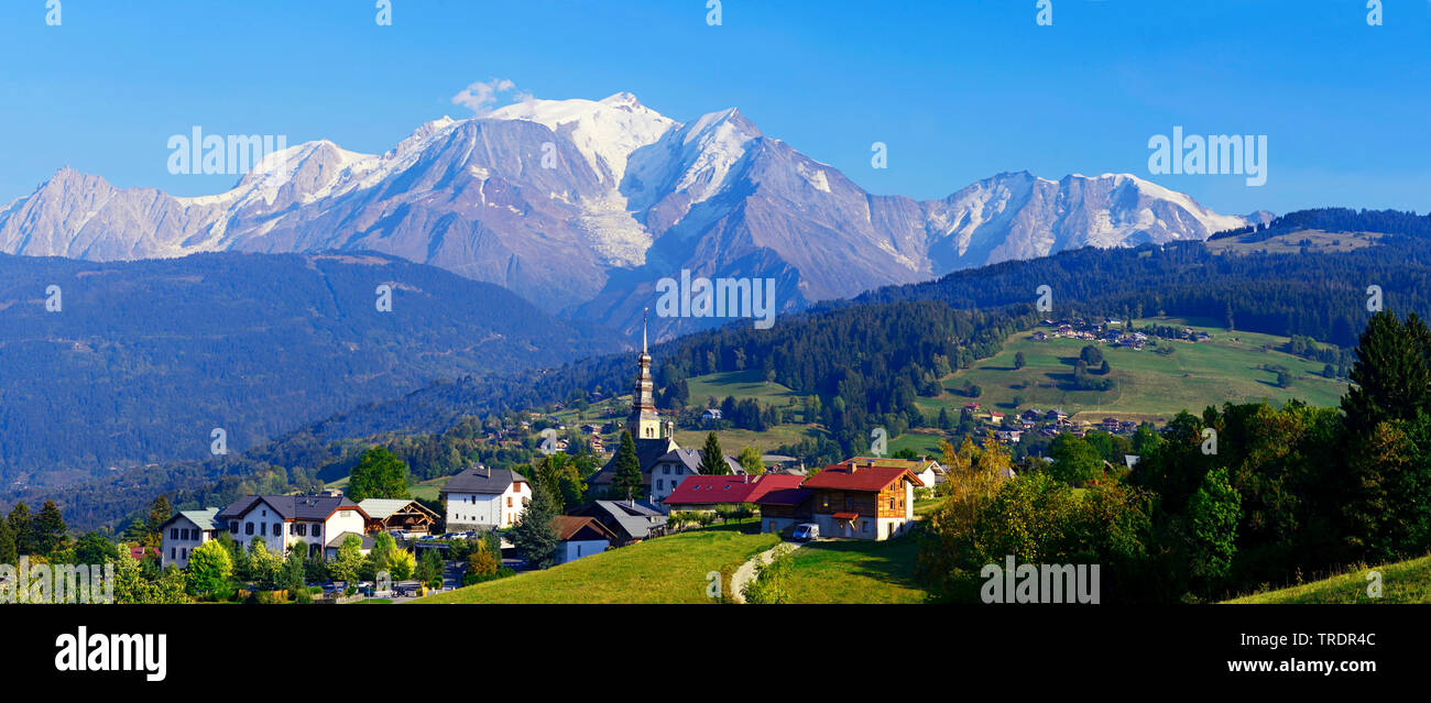 Pueblo de montaña con el Mont Blanc de fondo, Francia, Saboya, Combloux Foto de stock