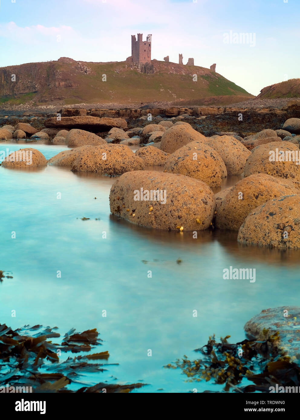Castillo de Dunstanburgh a baja tie, Reino Unido, Inglaterra, Northumberland, Dunstanburg Foto de stock
