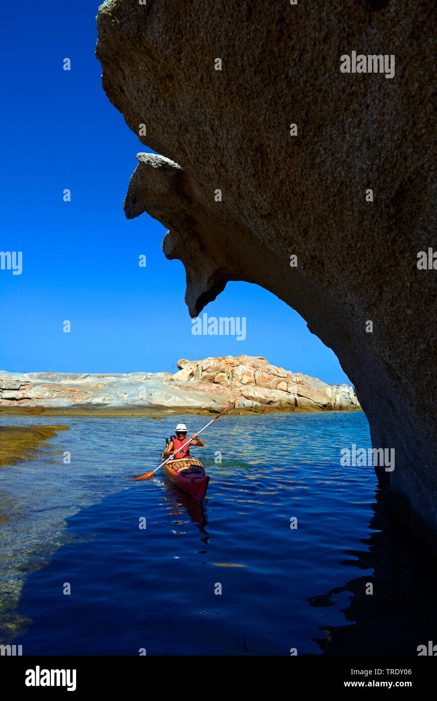 Kayak de mar cerca de la costa rocosa, el Archipiélago de Maddalena, Italia, Cerdeña, Olbia Foto de stock