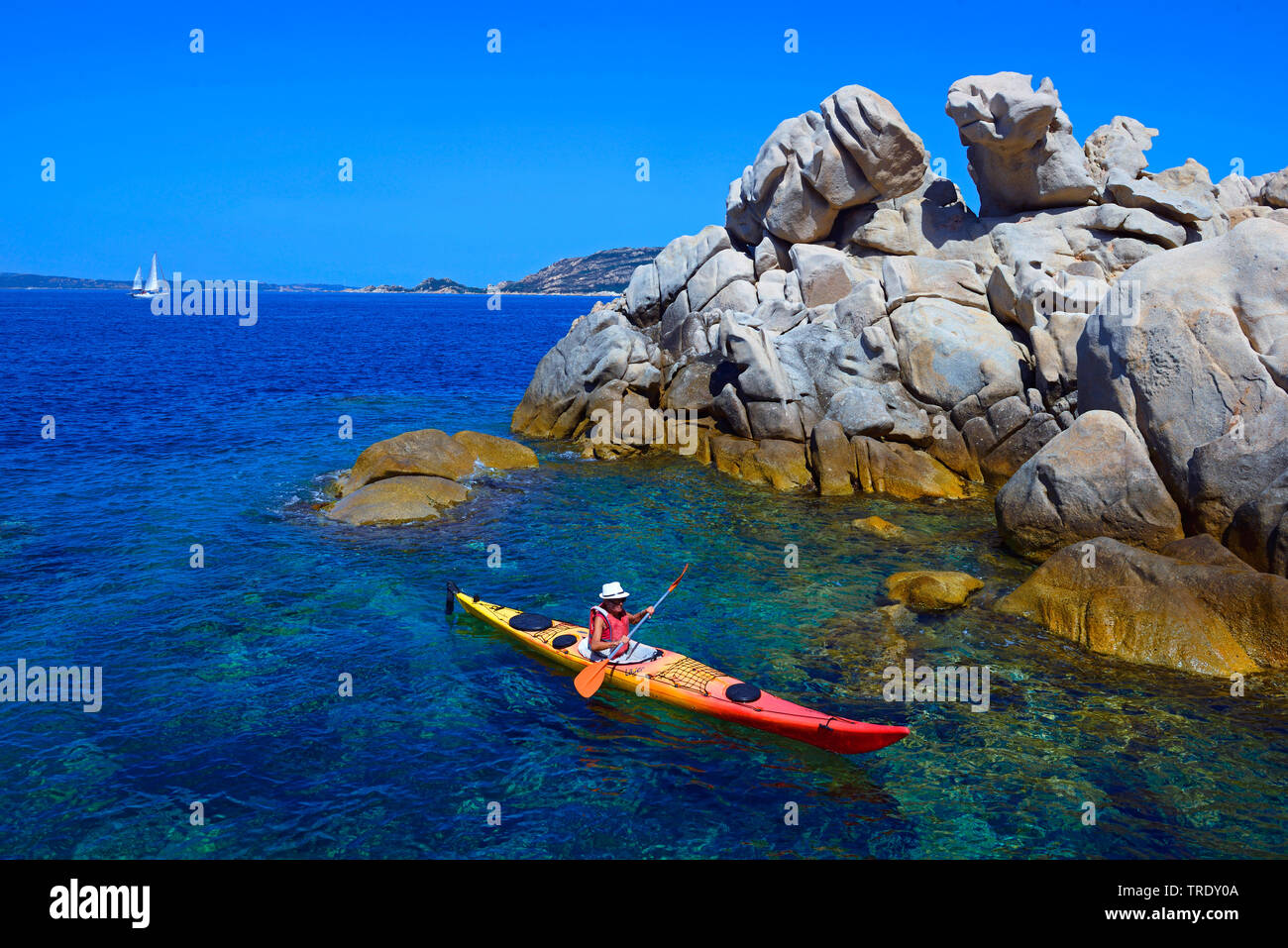 Kayak de mar cerca de la costa rocosa, el Archipiélago de Maddalena, Italia, Cerdeña, Olbia Foto de stock