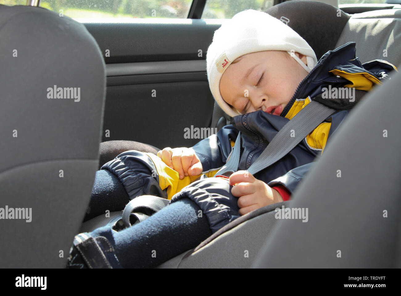 Retrato de un joven durmiendo en su asiento de coche Foto de stock