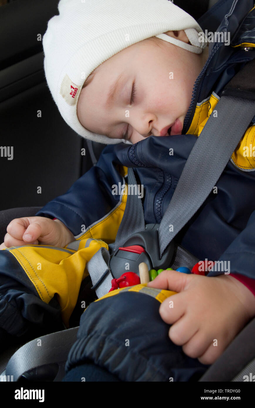 Retrato de un joven durmiendo en su asiento de coche Foto de stock