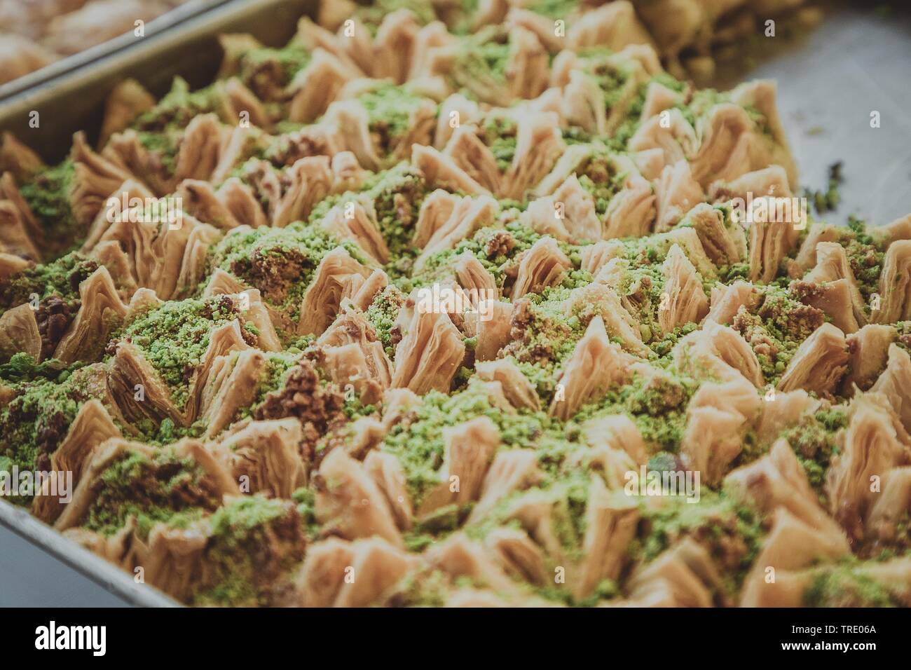 Este postre Baklava con pistachos en la bandeja. Foto de stock