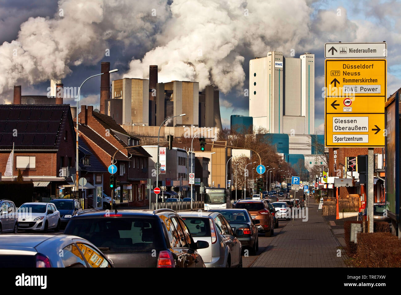 Escena urbana con carbón pardo power station Niederaussem, Alemania, Renania del Norte-Westfalia, Bergheim Foto de stock