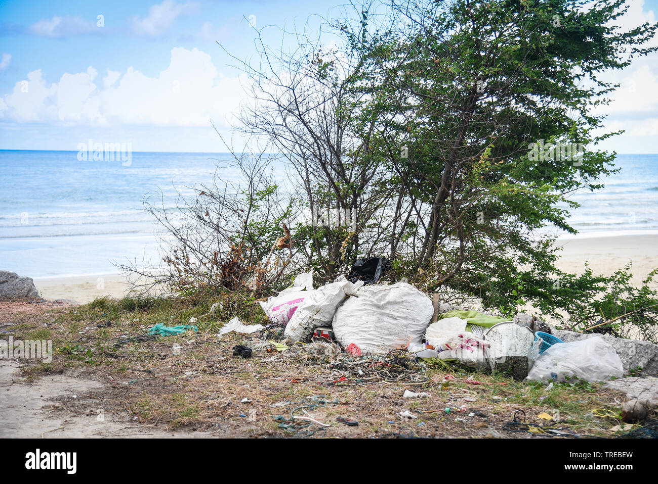 Basura en el mar con bolsa botella de plástico y otras basuras sucias de  arena de playa en la isla de mar / problema ambiental de la contaminación  de basura de plástico