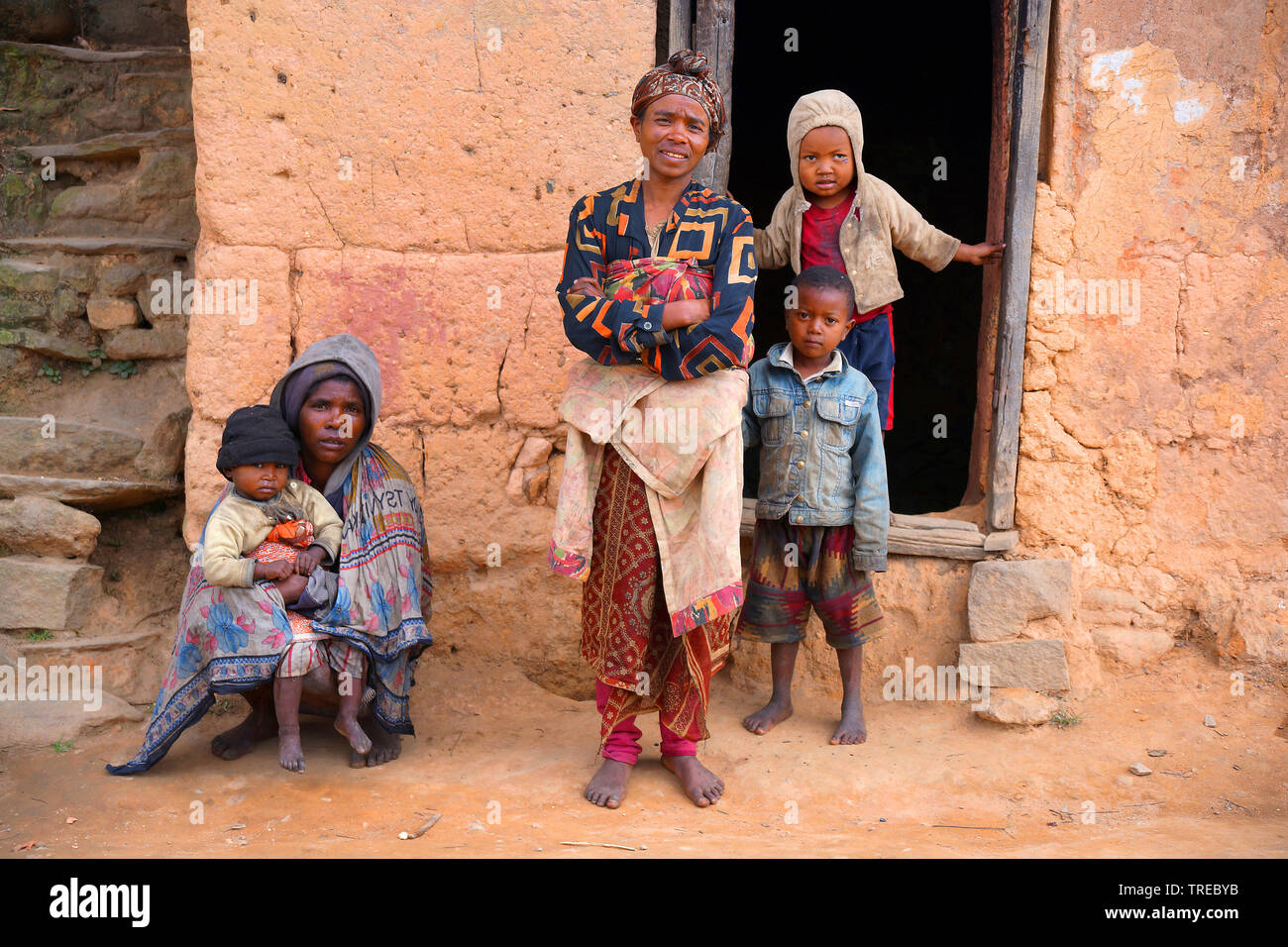 Las mujeres y los niños en la aldea de Ambatovaky, Madagascar, Ambatovaky Foto de stock