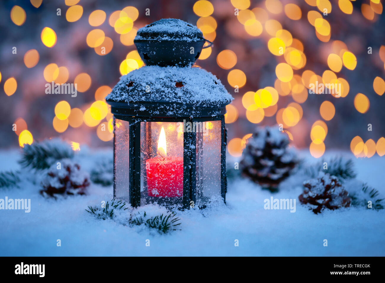 Linterna con iluminación de Navidad en el exterior, Suiza Foto de stock