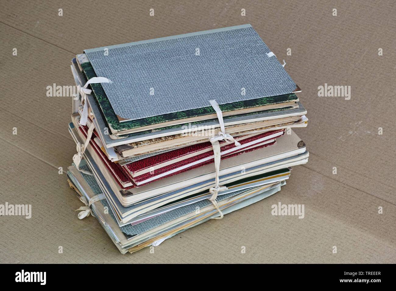 Carpetas viejas fotografías e imágenes de alta resolución - Alamy