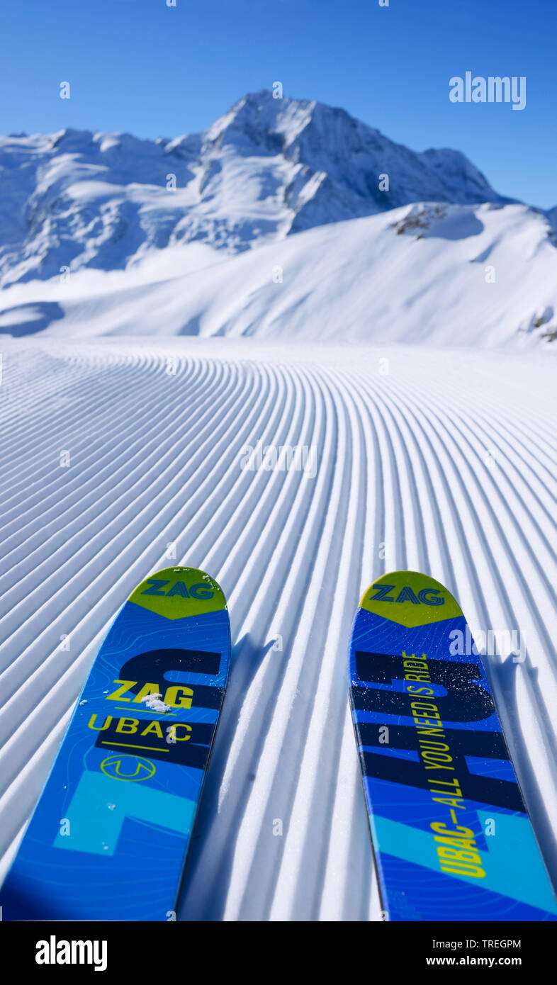 Pista de esquí ont temprano en la mañana en la estación de esquí de Sainte Foy Tarentaise en Valle, Mont Pourri, 3770 m, en el fondo, Francia, Savoie, Parque Nacional de Vanoise Foto de stock