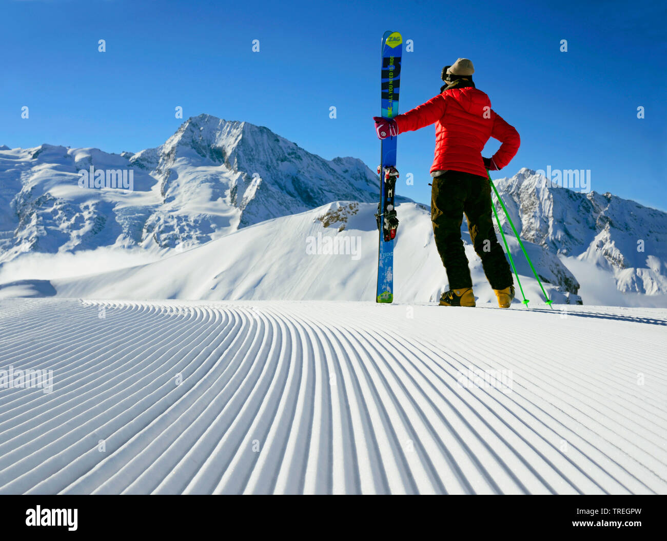 Pista de esquí ont temprano en la mañana en la estación de esquí de Sainte Foy Tarentaise en Valle, Mont Pourri, 3770 m, en el fondo, Francia, Savoie, Parque Nacional de Vanoise Foto de stock