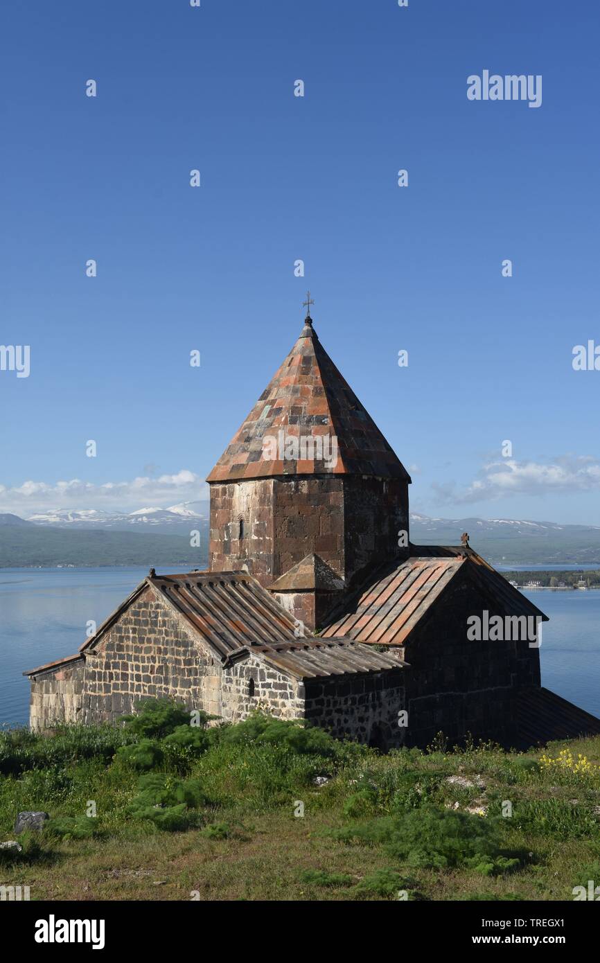 Iglesia Armenia en el lago Sevan, Armenia Foto de stock