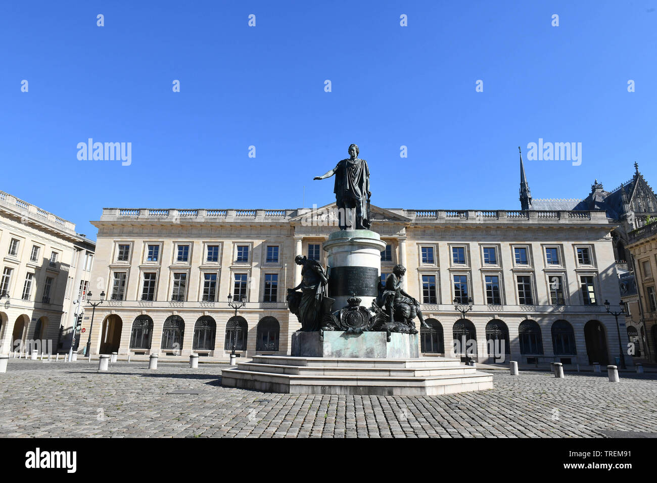 Reims (noreste de Francia): "la place Royale' con la antigua plaza des ÒHotel subprefecture FermesÓ la vivienda, y la estatua con la efigie de Lou Foto de stock