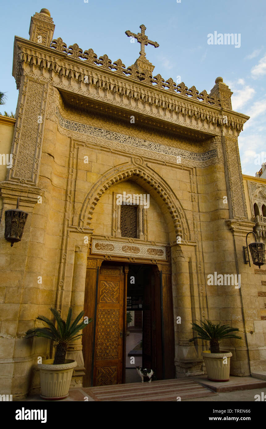Entrada a la iglesia cristiana copta colgantes de El Cairo, Egipto  Fotografía de stock - Alamy
