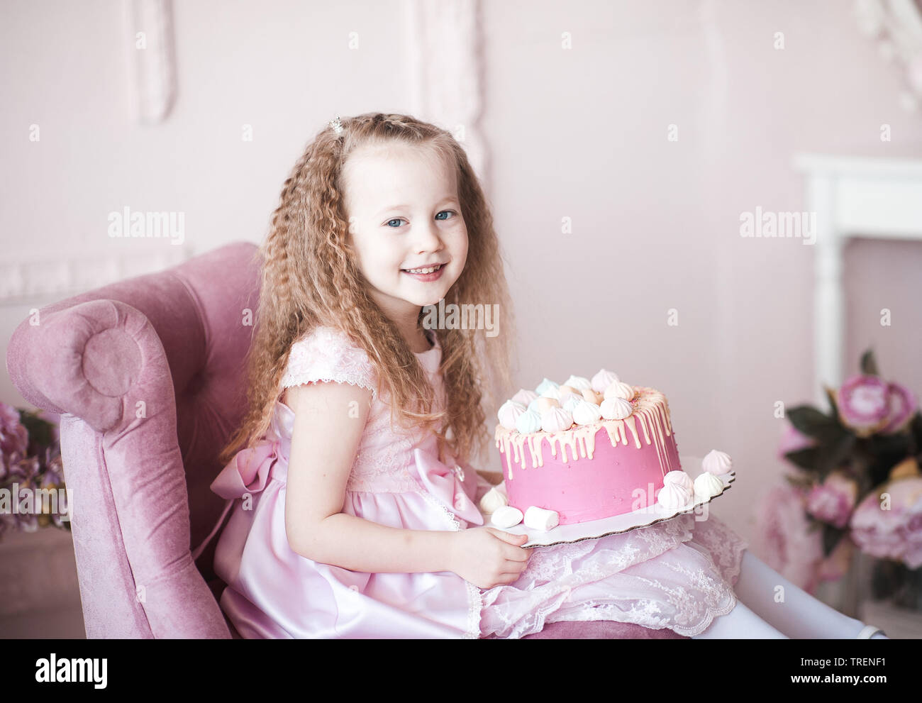 Chica Con Pastel Cumpleaños Año Edad Sesión Fotos Del Bebé: fotografía de  stock © yarovoy_aleksandr #250486656