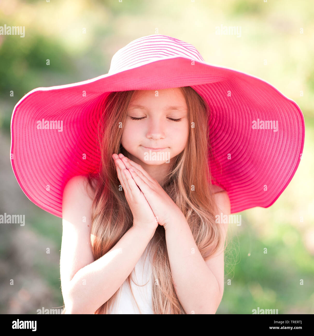 Cute kid niña 4-5 años vistiendo sombrero de paja y mochila rosa al aire  libre. Mirando hacia adelante. La temporada de verano Fotografía de stock -  Alamy