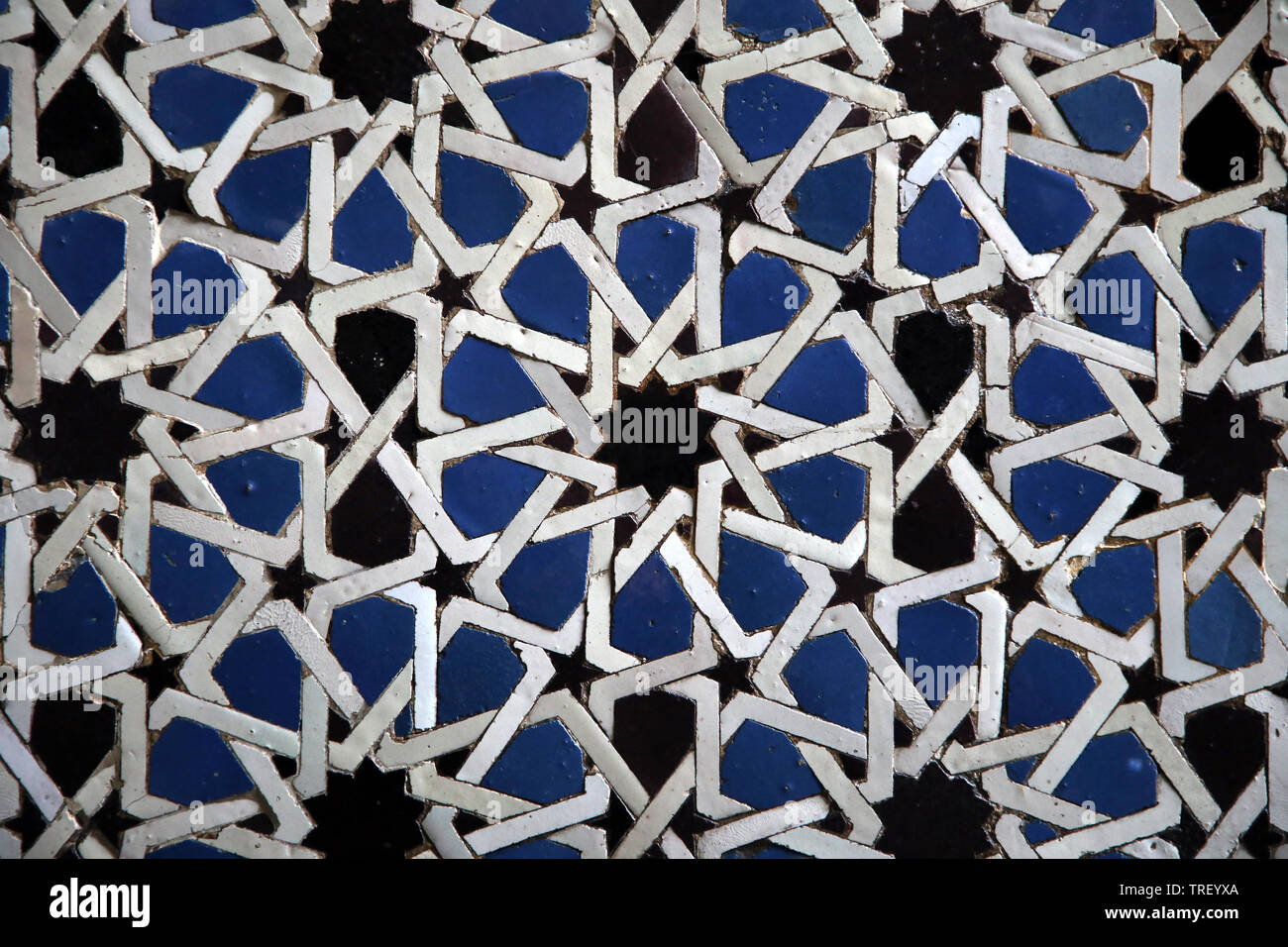 España. Sevilla. El Real Alcázar. Patrones geométricos en azulejos de cerámica. Foto de stock