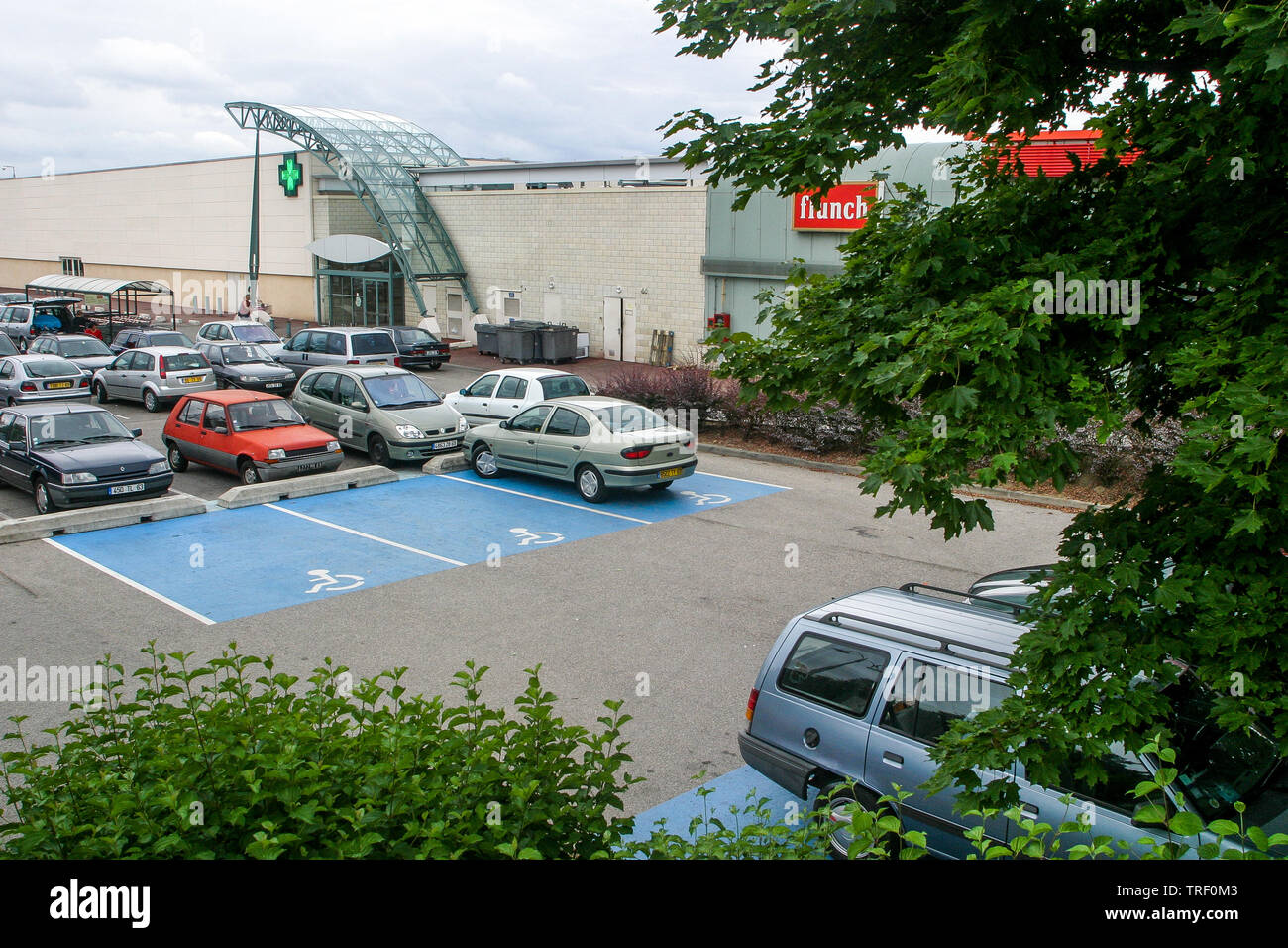Plazas de aparcamiento reservadas para los conductores discapacitados, Ecully centro comercial, EcullyFrance Foto de stock