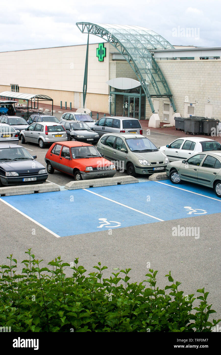 Plazas de aparcamiento reservadas para los conductores discapacitados, Ecully centro comercial, EcullyFrance Foto de stock