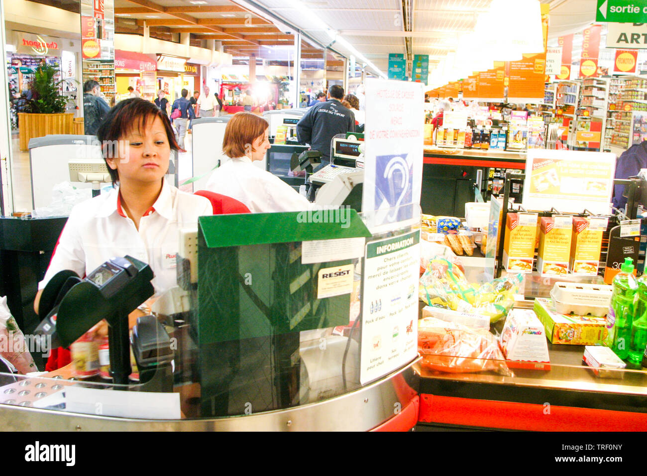 Hipermercados Auchan, empleado discapacitado, Ecully, Francia Foto de stock