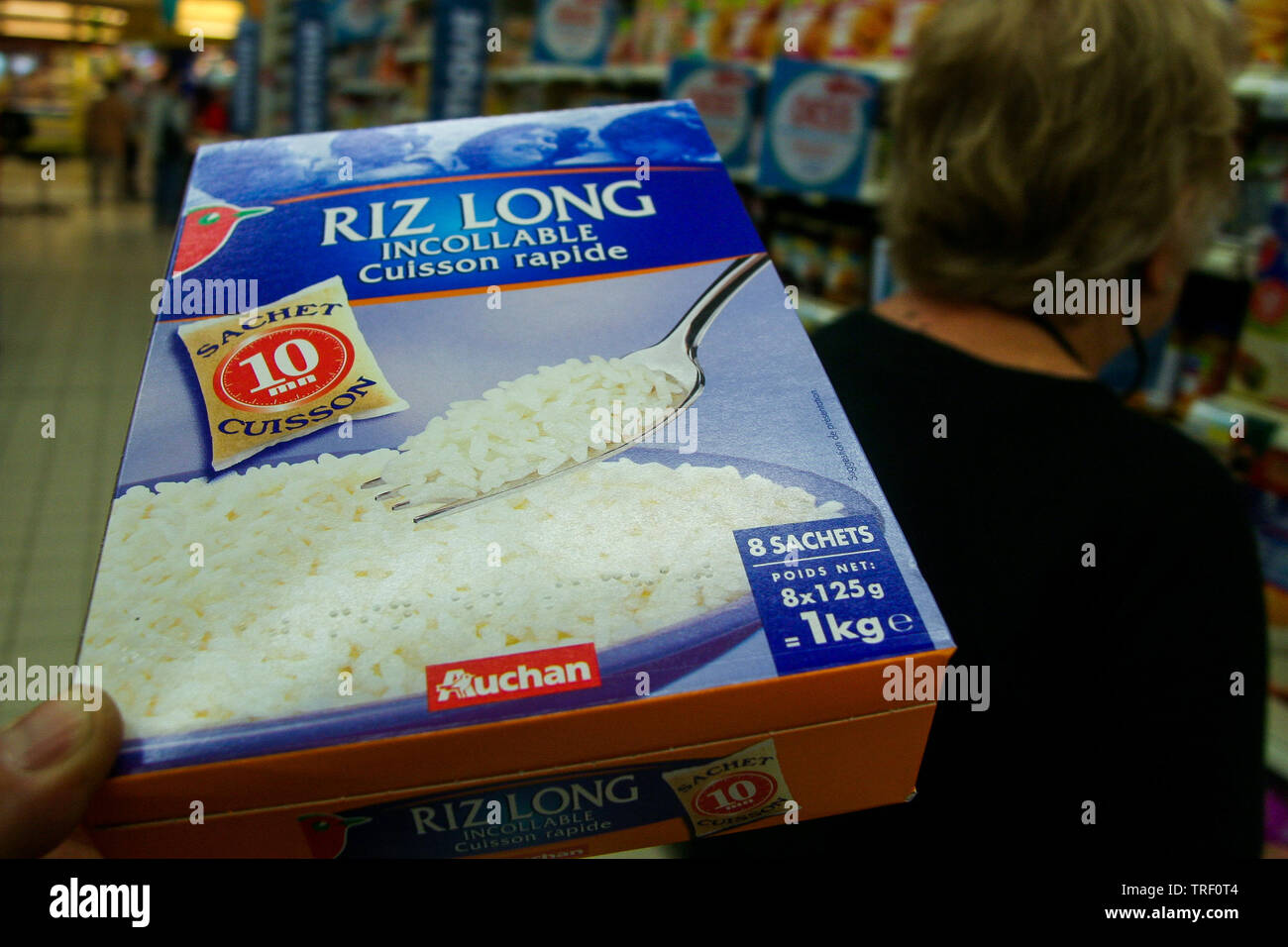 Hipermercados Auchan,pack de arroz, en Ecully, Francia Foto de stock