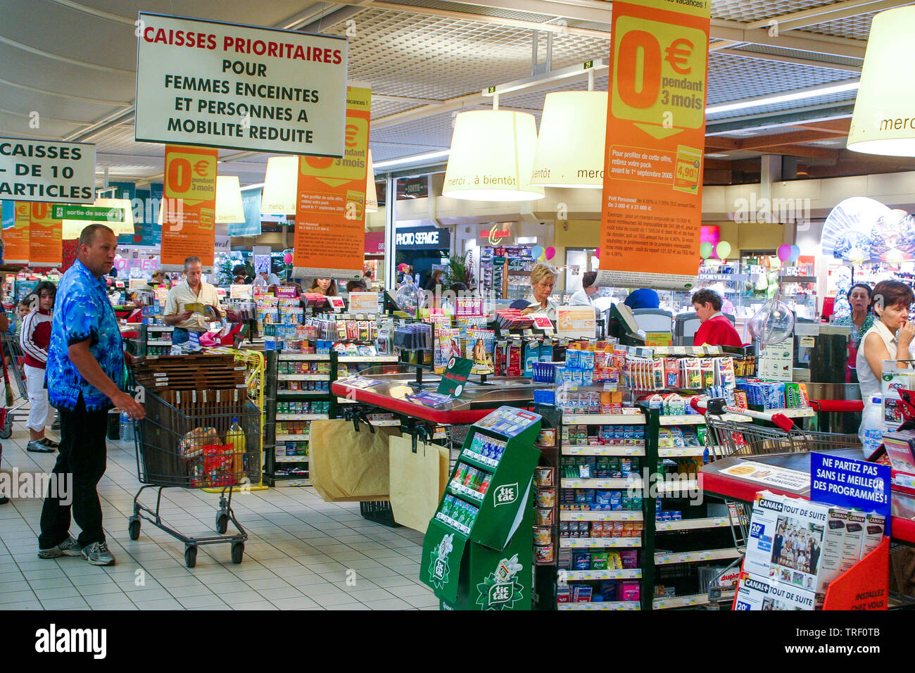 Hipermercados Auchan, retirada en Ecully, Francia Foto de stock