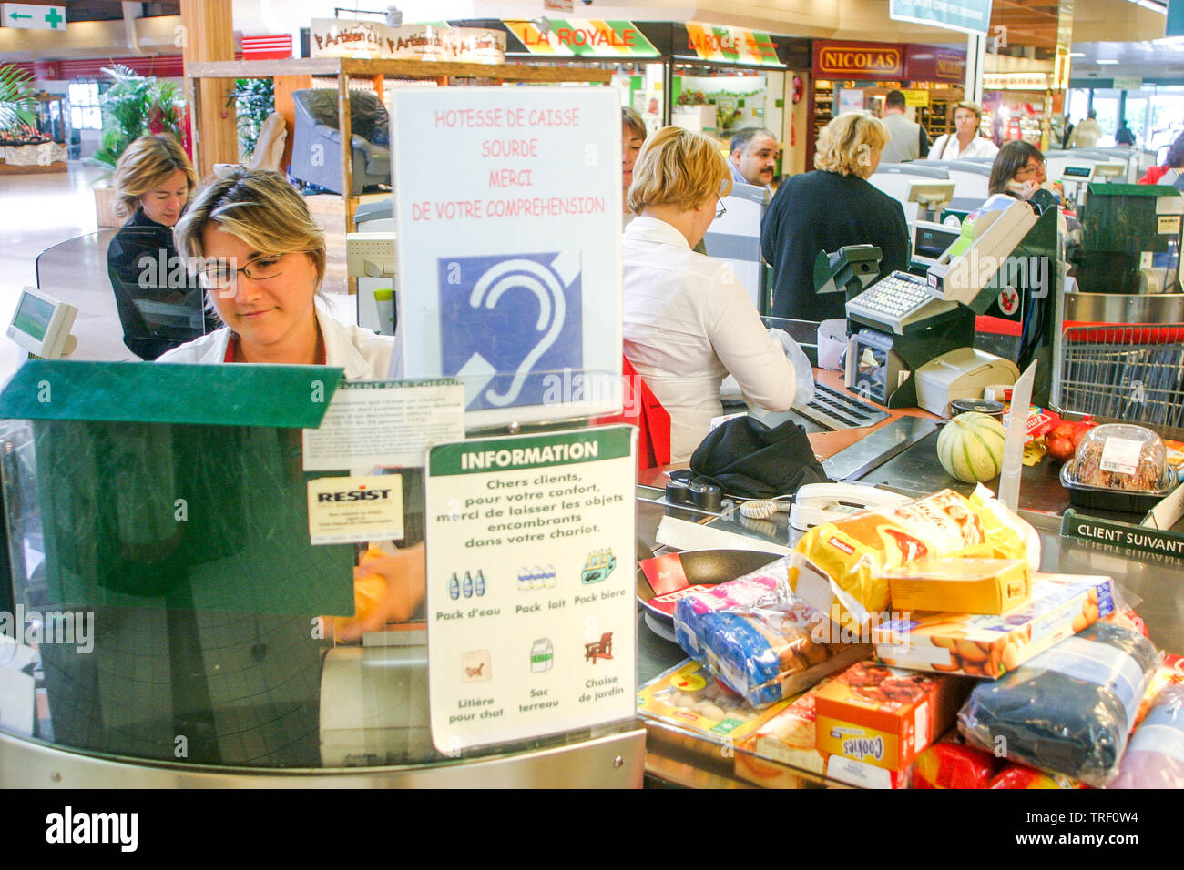 Hipermercados Auchan, empleado discapacitado, Ecully, Francia Foto de stock