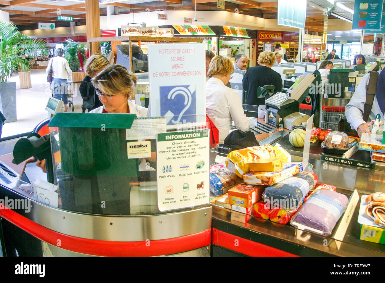 Hipermercados Auchan, empleado discapacitado, Ecully, Francia Foto de stock