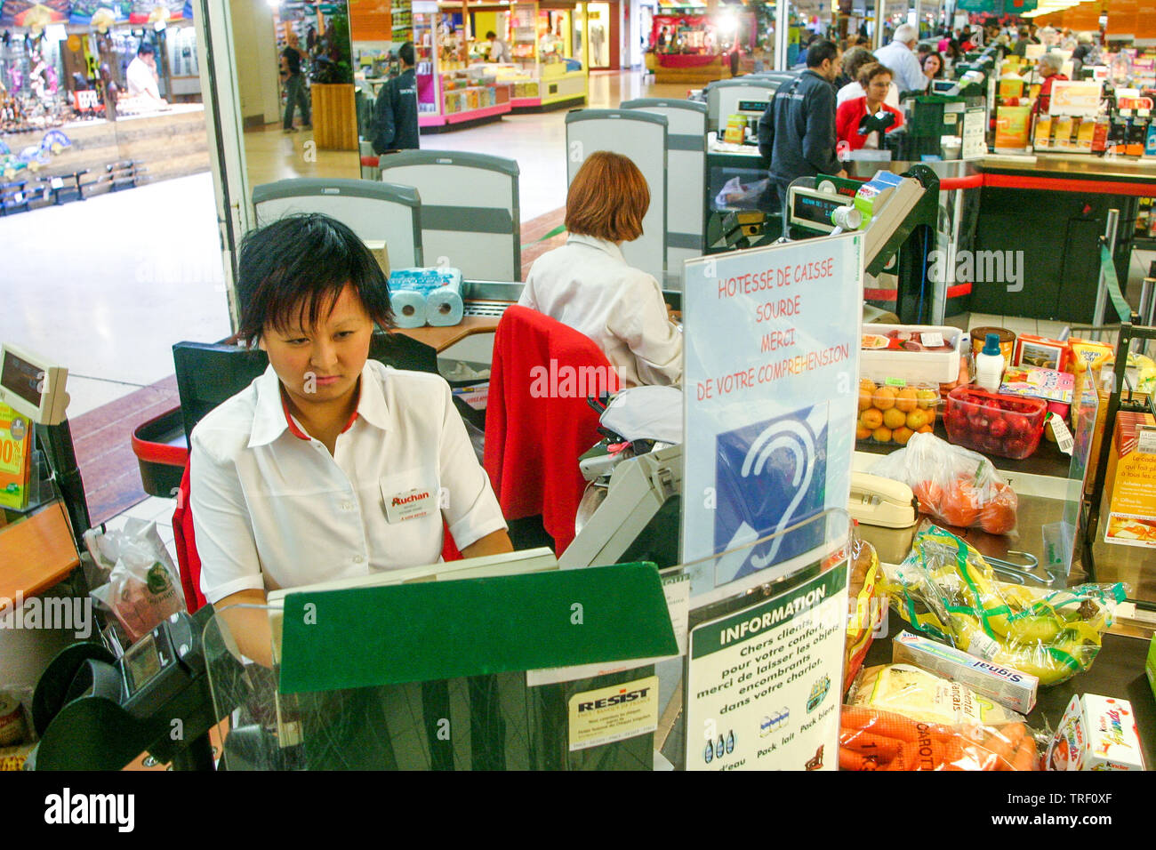 Hipermercados Auchan, empleado discapacitado, Ecully, Francia Foto de stock