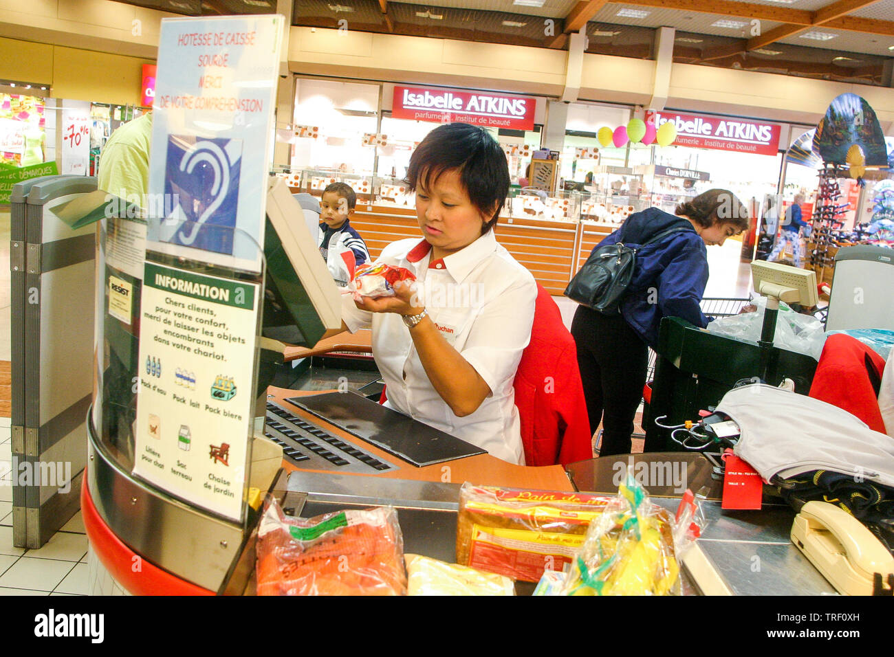 Hipermercados Auchan, empleado discapacitado, Ecully, Francia Foto de stock