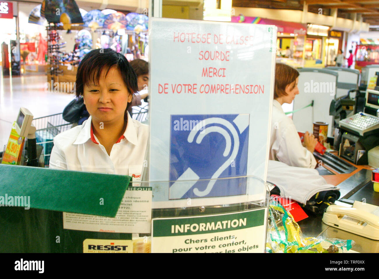 Hipermercados Auchan, empleado discapacitado, Ecully, Francia Foto de stock