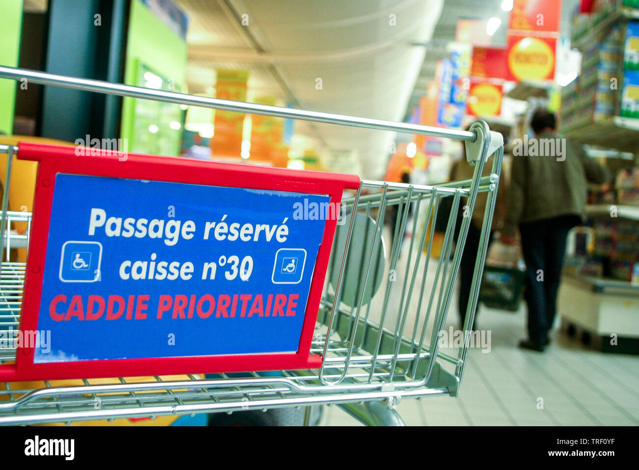 Hipermercados Auchan, caddy apto para silla de ruedas, en Ecully, Francia Foto de stock
