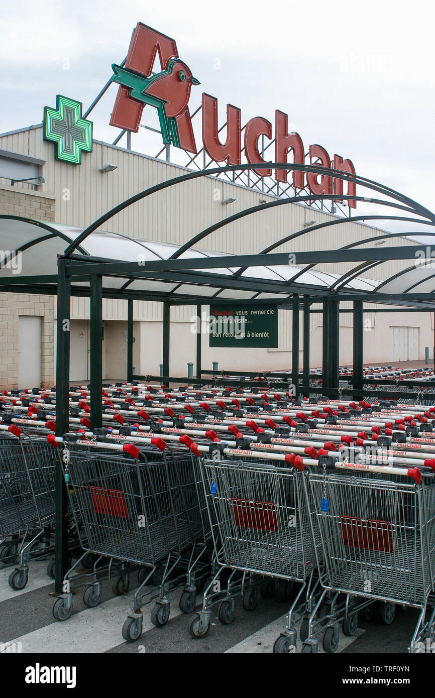 Hipermercados Auchan, Caddies, Ecully, Francia Foto de stock