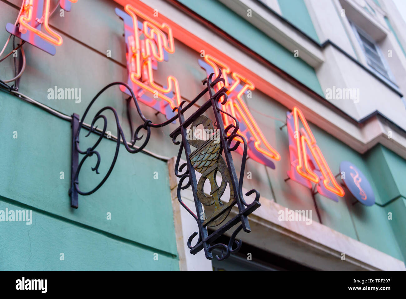 Señal de neón diciendo "Apteka" con un símbolo de serpiente tradicional fuera de una tienda de químicos farmacéuticos, Wroclaw, Wroclaw, Polonia, Wroklaw Foto de stock
