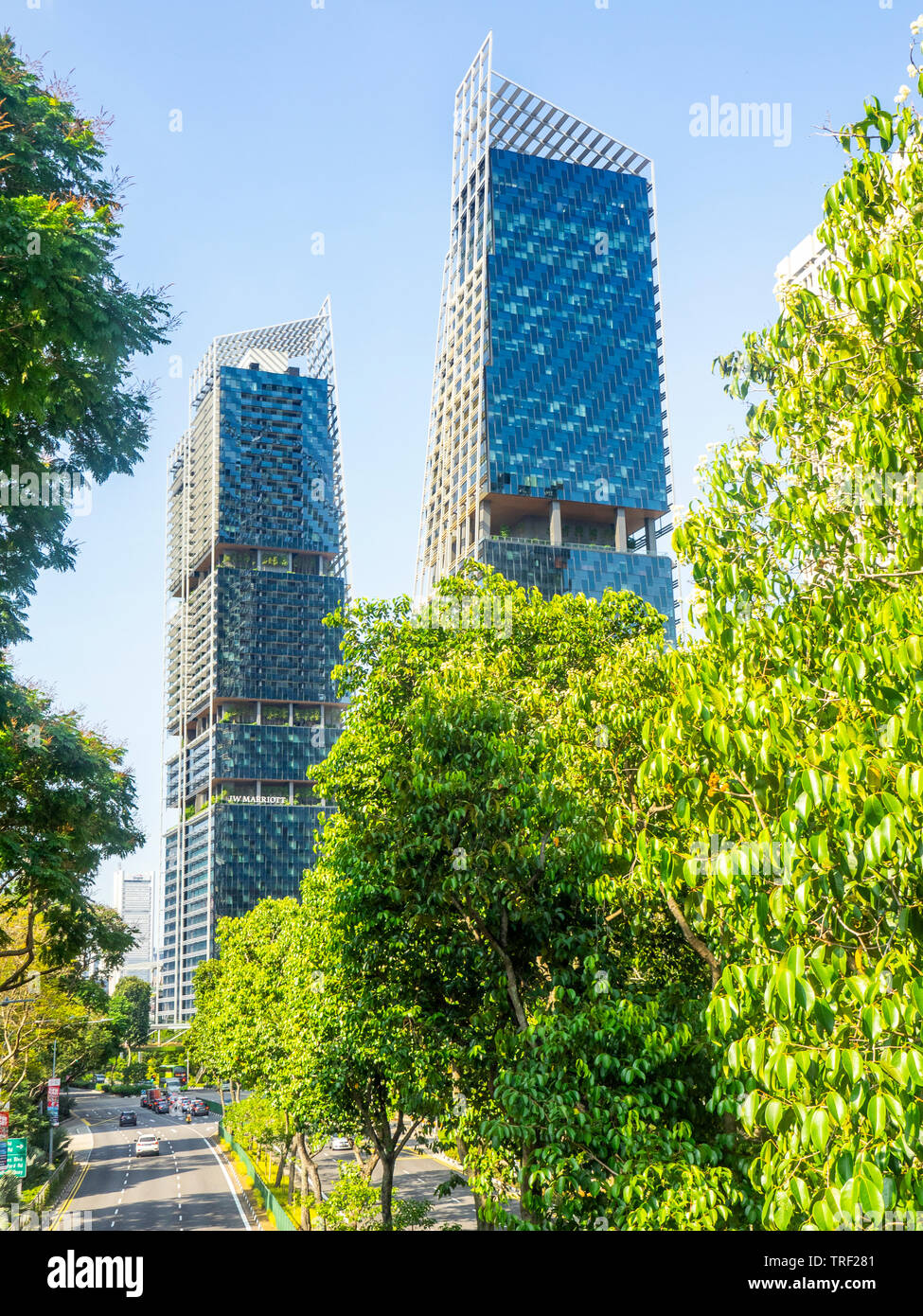 Nicholl Highway pasando rascacielos Torre de South Beach y el Hotel JW Marriott de Singapur. Foto de stock