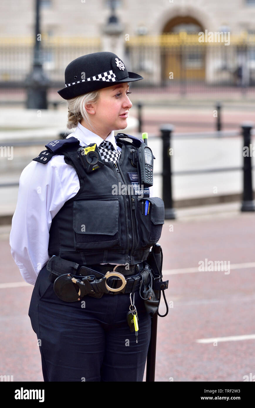 Londres, Inglaterra, Reino Unido. Oficial de guardia de la Policía Metropolitana alrededor del Mall durante la visita de estado del magnate Donald Trump, 3 de junio de 2019 Foto de stock