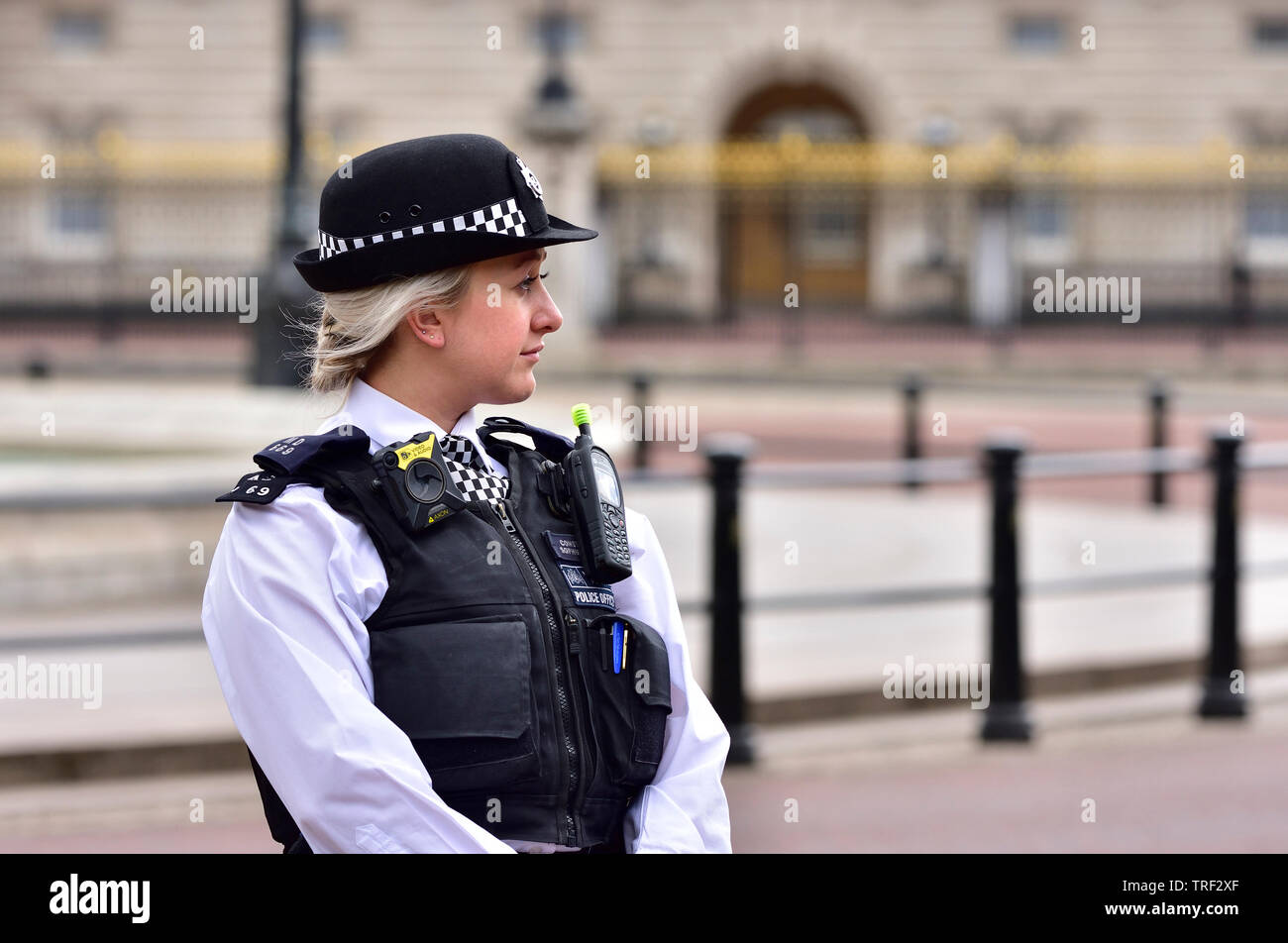 Londres, Inglaterra, Reino Unido. Oficial de guardia de la Policía Metropolitana alrededor del Mall durante la visita de estado del magnate Donald Trump, 3 de junio de 2019 Foto de stock