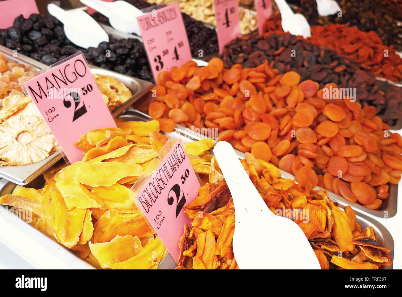 Lotes de frutos secos en un espacio de mercado Foto de stock