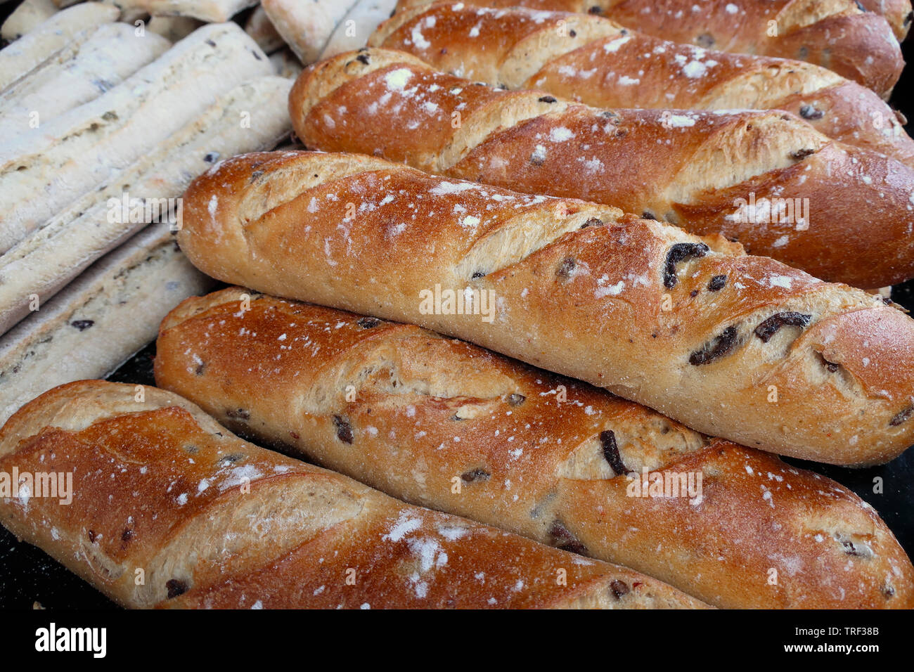 Pan fresco en una tienda del mercado Foto de stock