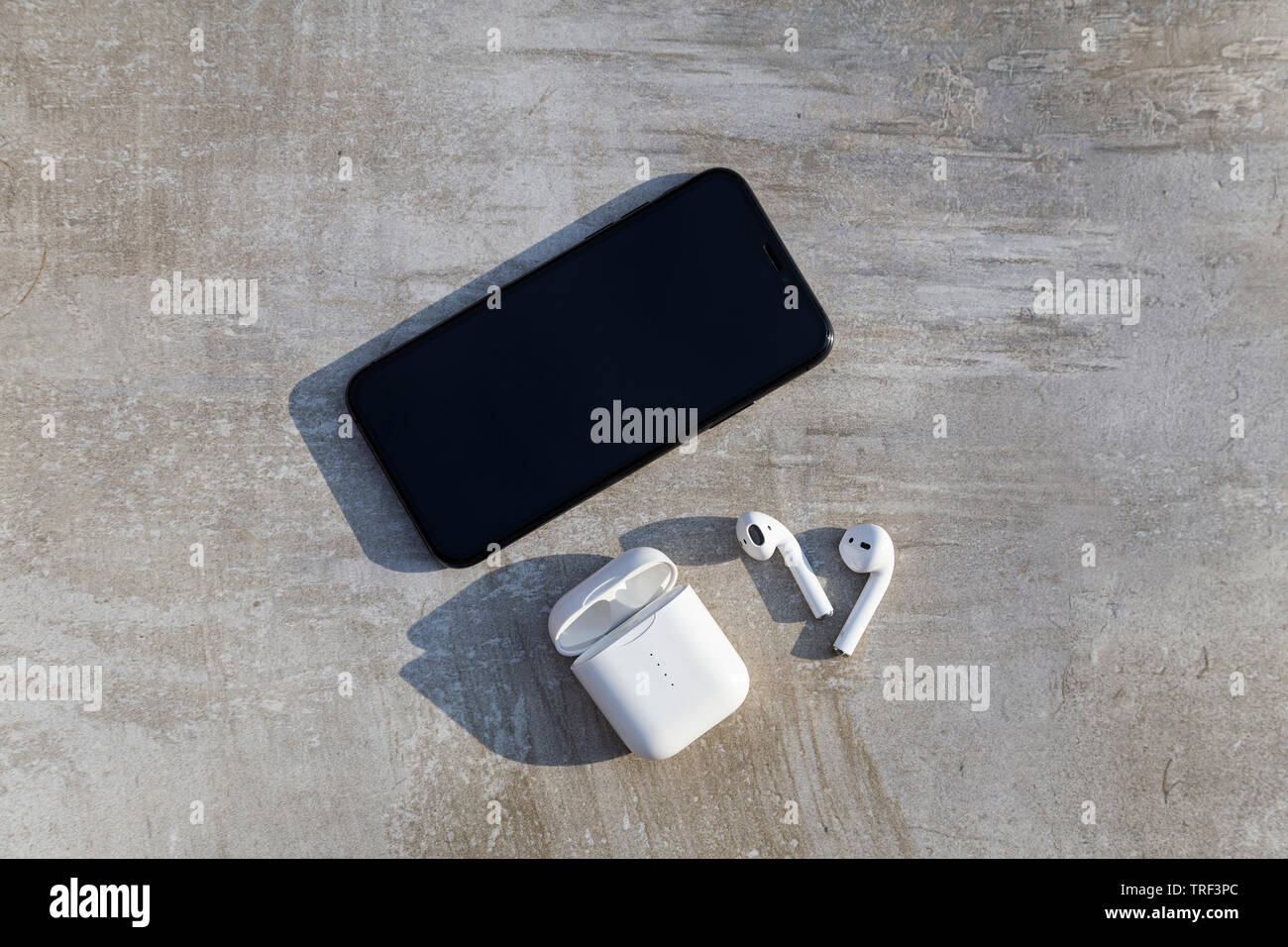 Apple iPhone X Con Spotify Pantalla Principal y AirPods con caso Fotografía  de stock - Alamy